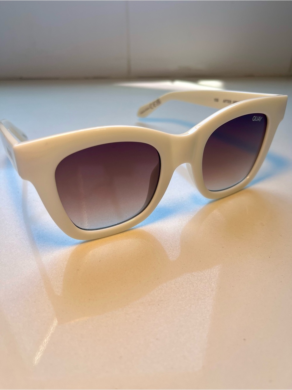 QUAY After Hours White frame / Brown Lens - NWT / Never Worn - Picture 3 of 4